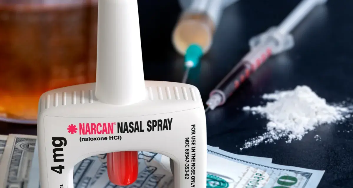 Nasalny spray nalokson, strzykawki z substancją, biały proszek i banknoty dolarowe.