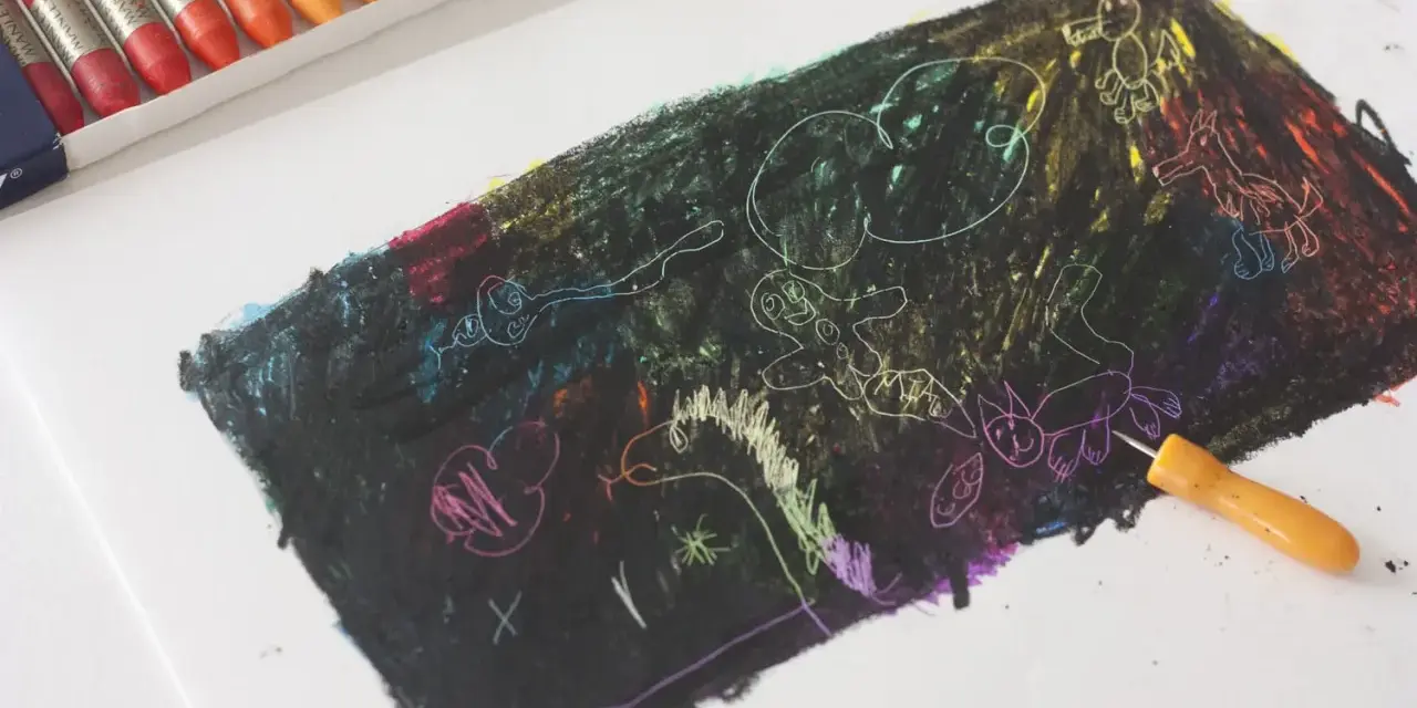 Un niño empieza a dibujar con ceras sobre un papel negro, revelando colores vibrantes y figuras fantásticas.