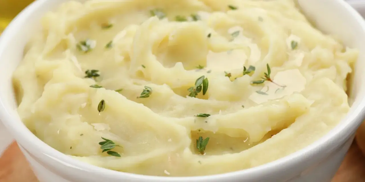 Puszyste puree ziemniaczane, idealne do podania. Dowiedz się, jak zrobić puree, które zachwyci smakiem.