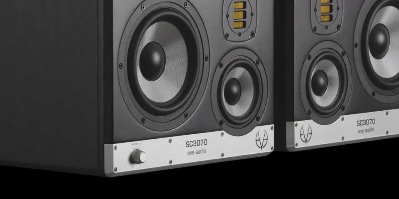 Dwa monitory studyjne EVE Audio SC307 z trzema przetwornikami każdy, idealne do precyzyjnego miksowania.