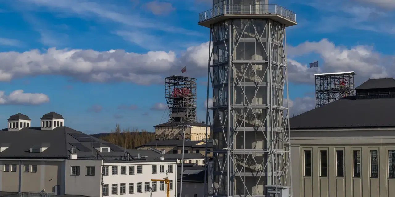Nowoczesne budynki i wieże przemysłowe w Wałbrzychu. Może to miejsce oferuje ulgi dla emerytów?