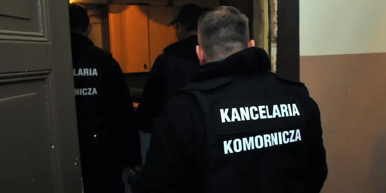 Komornicy w kamizelkach z napisem "KANCELARIA KOMORNICZA" wchodzą do pomieszczenia. Pytanie o alimenty na dziecko ile procent z wynagrodzenia może być związane z ich pracą.