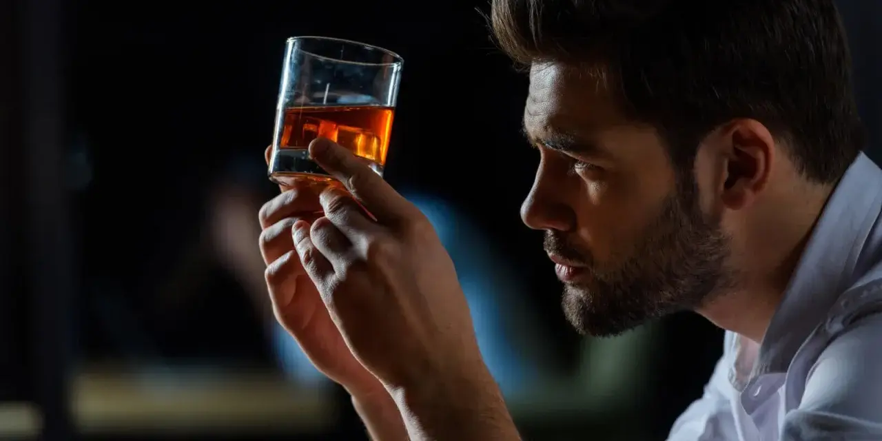 Facet cieszy się z whisky jak dziecko – radość z każdej kropli