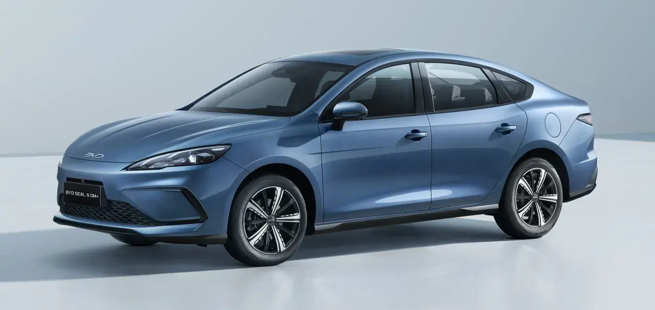 Niebieski BYD Seal 5 DM-i, elegancki sedan z panoramicznym dachem, prezentuje się na jasnym tle.