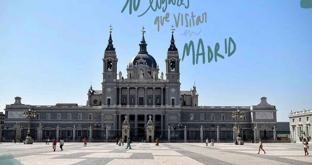 Palacio Real de Madrid con gente paseando en la plaza y texto "10 lugares que visitar en Madrid".