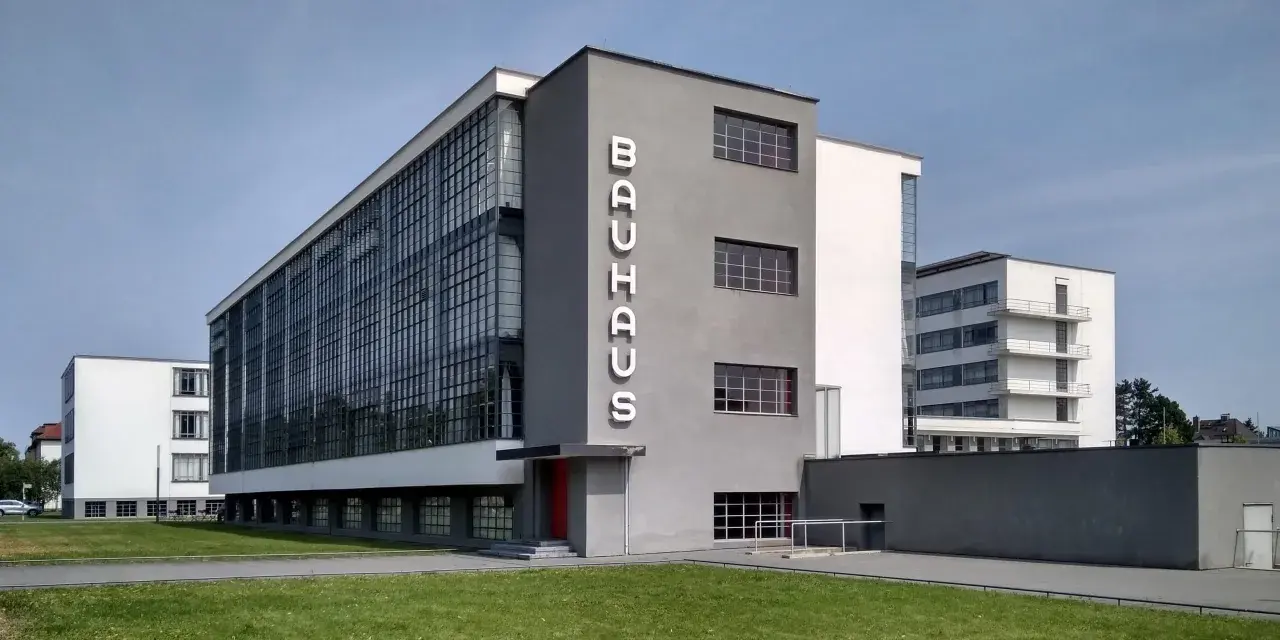 Bâtiment emblématique du mouvement Bauhaus, avec son architecture fonctionnelle et ses grandes fenêtres vitrées.
