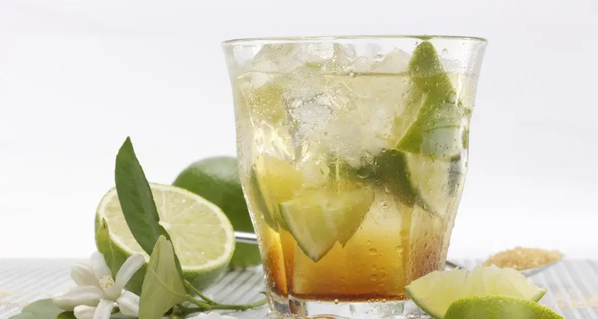 Orzeźwiająca Caipirinha z limonką i lodem. Idealny przepis na lato.