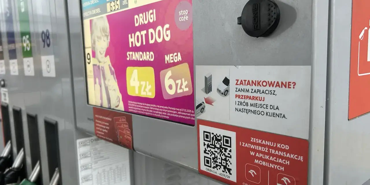 Na dystrybutorze Orlen widać ceny paliw i promocję na hot dogi. Można tu też zapłacić za pomocą aplikacji mobilnych, korzystając z opcji Orlen Pay.
