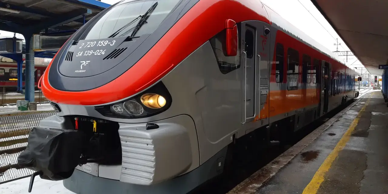 Nowoczesny pociąg Polregio na stacji, gotowy do podróży z Olsztyna do Warszawy.