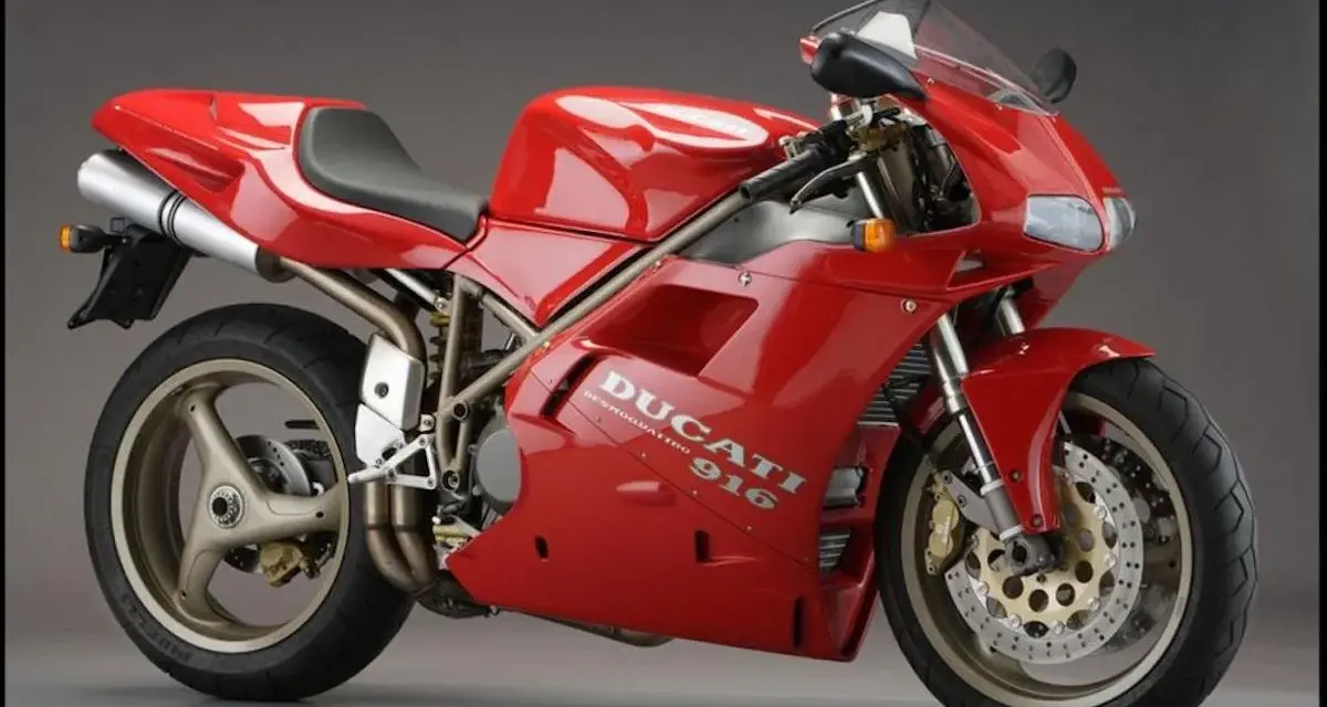 Ducati 916 rossa fiammante, un capolavoro di design, la moto più bella di tutti i tempi.