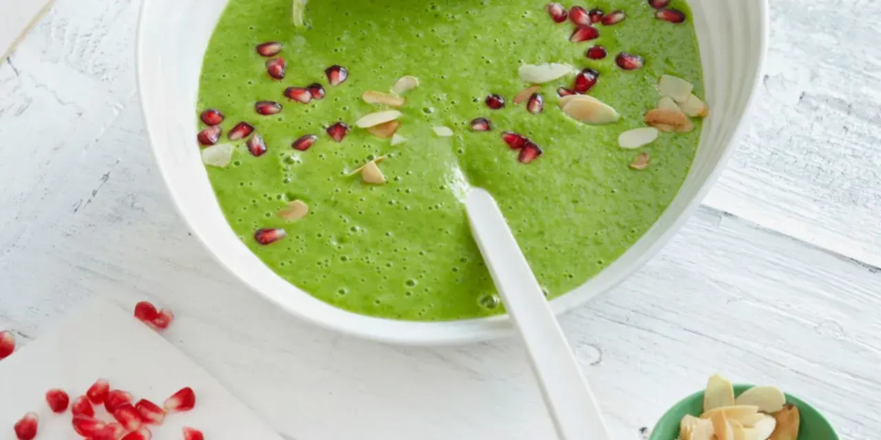 Grüne Suppe mit Granatapfelkernen und Mandelblättchen. Ein leckeres Petersilienwurzel Rezept für den Frühling.