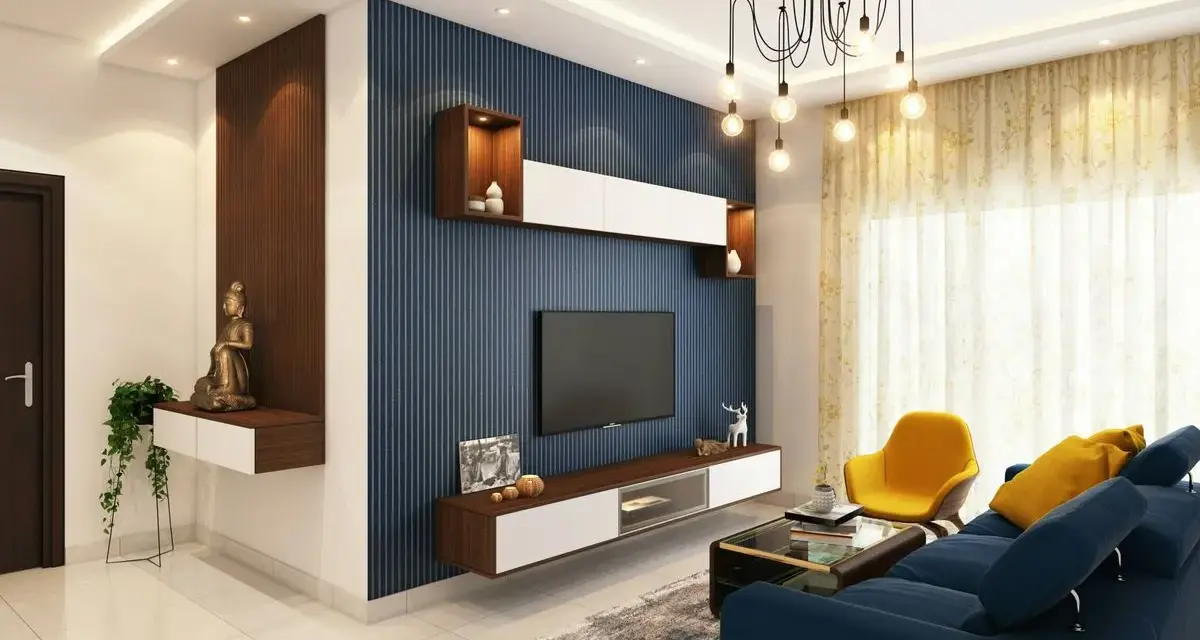 Salones con papel pintado azul rayado, un sofá azul, sillón amarillo y mesa de centro.