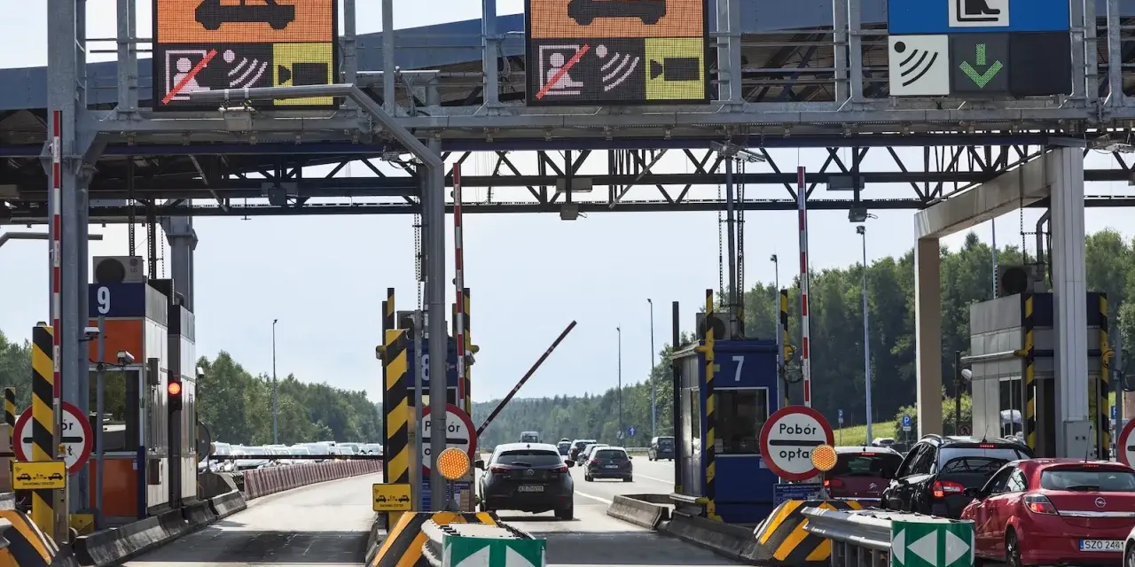 Na bramkach autostrady A4 widać znaki informujące o poborze opłat.