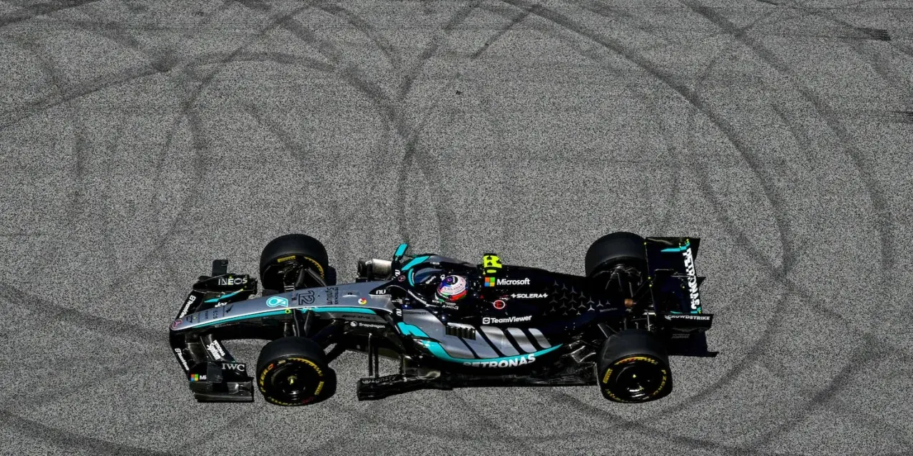 Coche de F1 Mercedes-AMG Petronas en el GP Austria, dejando marcas de neumáticos en el asfalto.