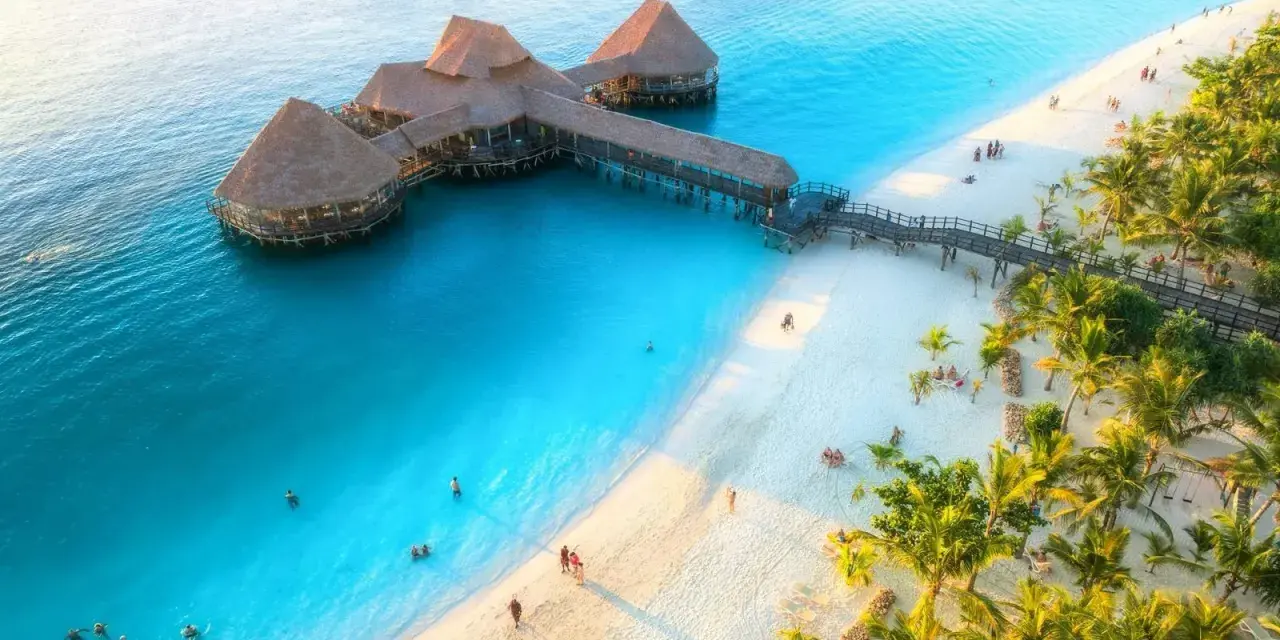 Rajskie plaże Zanzibaru w październiku. Turkusowa woda, biały piasek i palmy tworzą idealne warunki do wypoczynku.