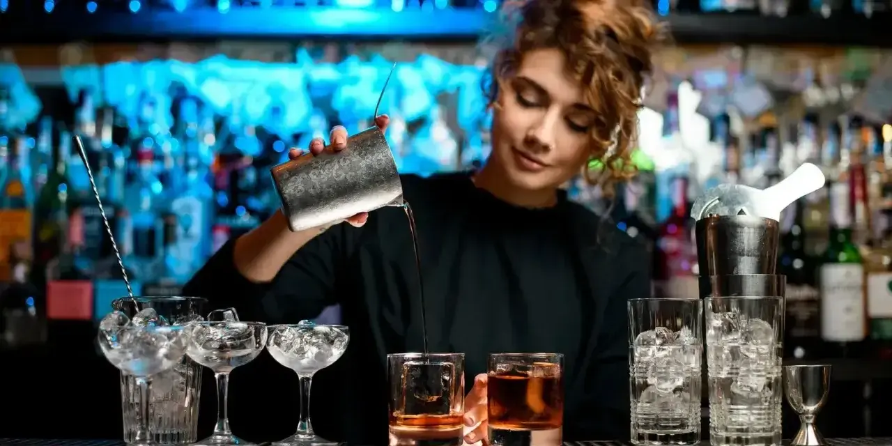 Barman w Warszawie przygotowuje drinki. Ciekawe, ile zarabia barman w Warszawie?