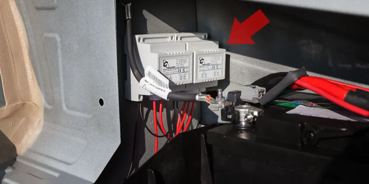 Renault Master: gdzie jest akumulator? Widać tu moduły ładowania i kable podłączone do akumulatora.