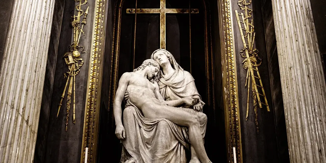 Kamienna Pieta w kościele, symbol cierpienia i miłości matczynej, przypomina o trudnych dniach powszednich i nadziei.