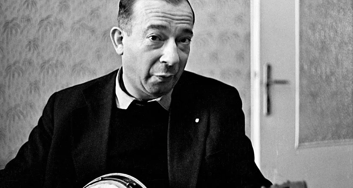 Jerzy Putrament, z gitarą w dłoniach, jakby inspirowany do tworzenia nowych utworów.
