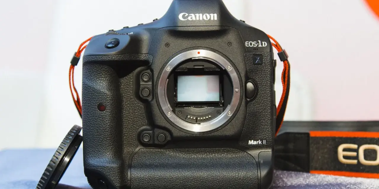 Profesjonalny aparat Canon EOS-1D Mark II, gotowy do pracy. Widoczny przebieg aparatu z obiektywem.