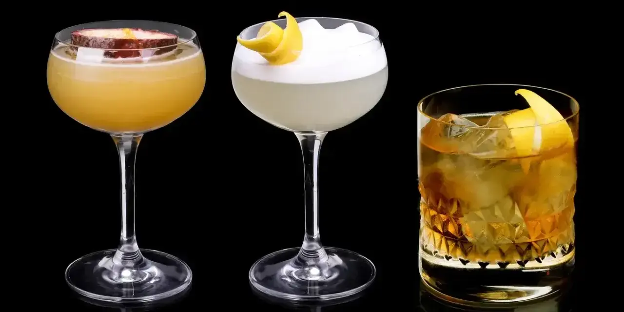 Trzy drinki: jeden z marakują, drugi z pianką i skórką cytryny, trzeci z lodem i skórką cytryny, każdy z nutą Cointreau.