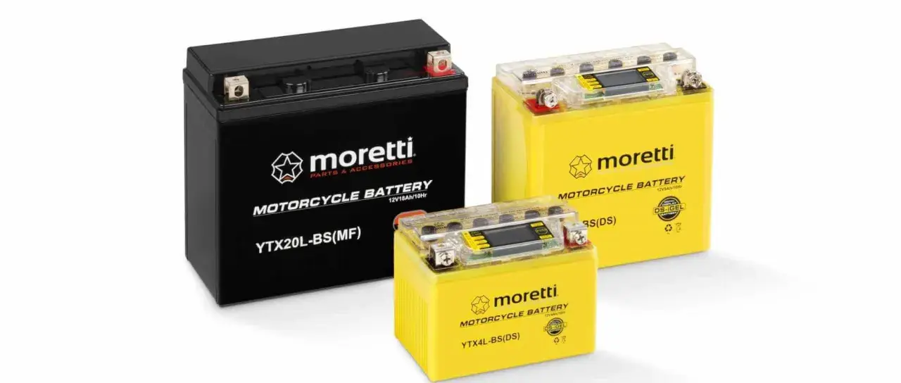 Trzy akumulatory motocyklowe Moretti: czarny YTX20L-BS(MF) i dwa żółte, w tym jeden z wyświetlaczem, jaki akumulator agm.