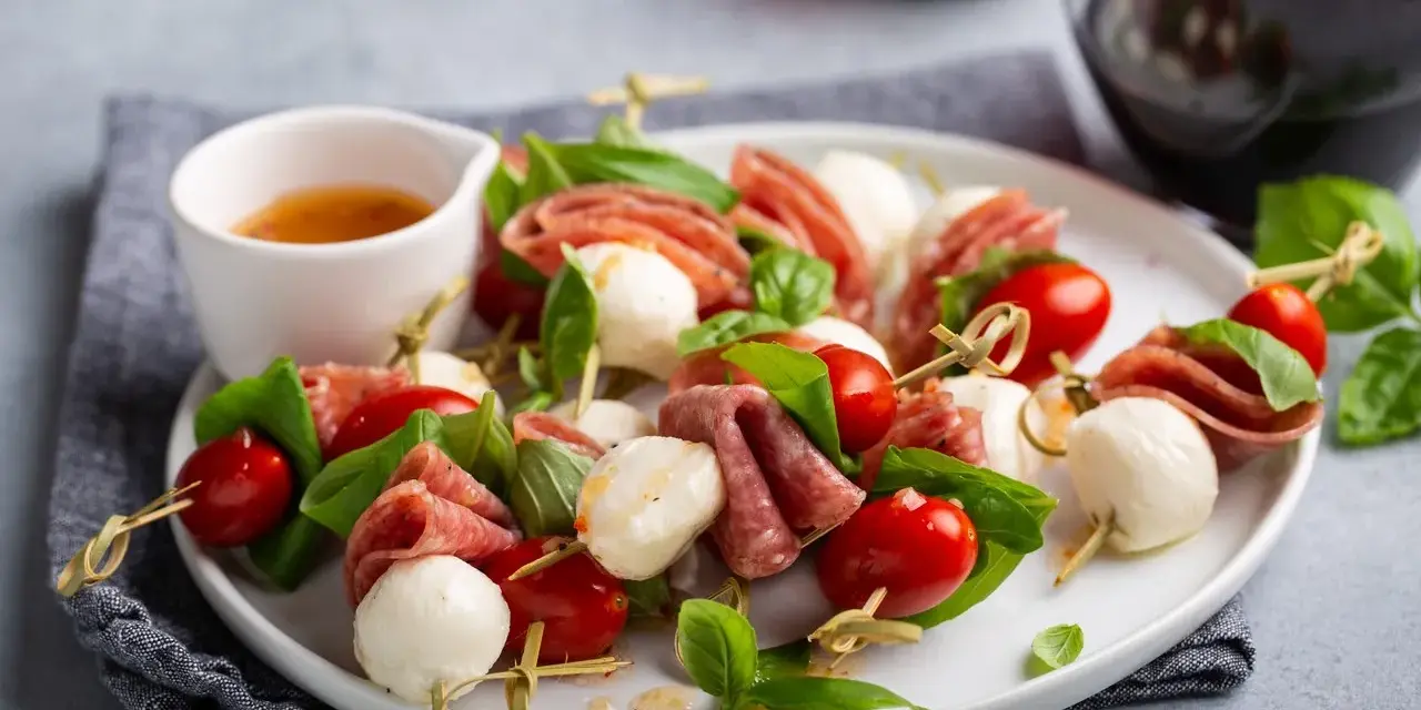 Szukasz odpowiedzi, czy mozzarella jest lekkostrawna? Te apetyczne szaszłyki z mozzarellą, pomidorkami i salami to dowód, że tak!