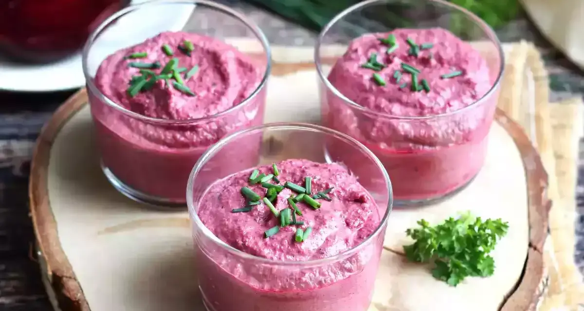 Tre bicchierini di crema di barbabietola, perfetti antipasti veloci senza cottura, guarniti con erba cipollina.