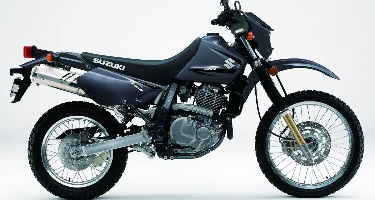 Suzuki DR650, gotowy na przygodę. Ten wszechstronny motocykl dual sport jest idealny do jazdy po mieście i w terenie.