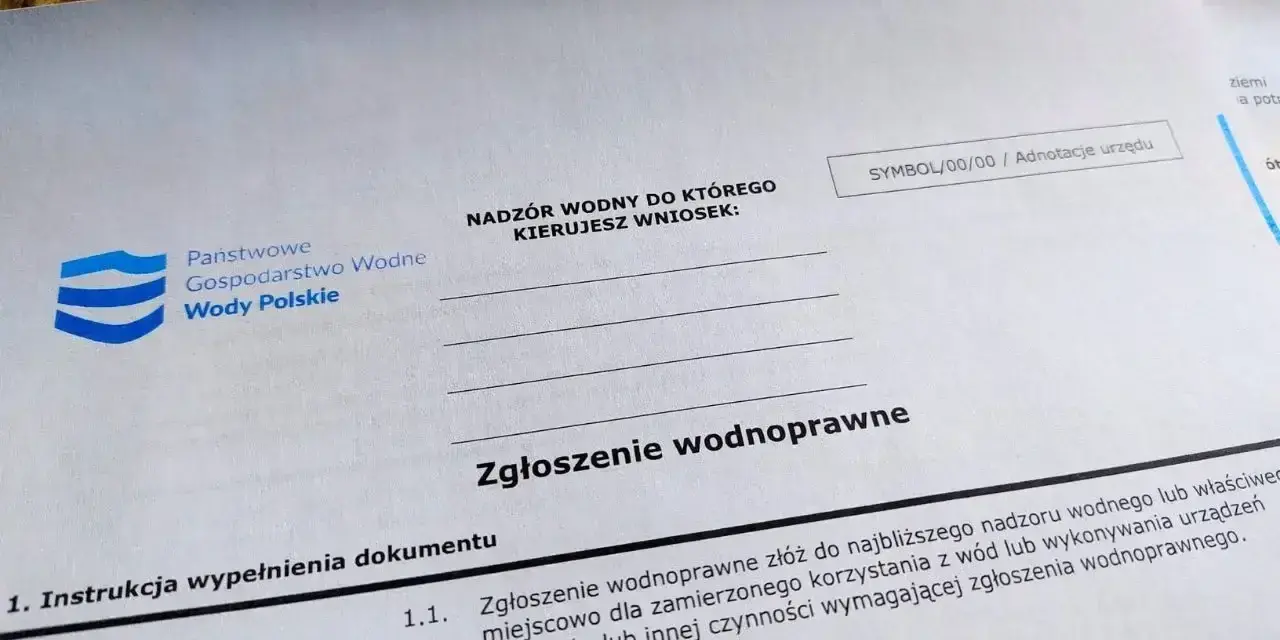 Formularz "Zgłoszenie wodnoprawne" z logo Wód Polskich. Wniosek o pozwolenie na budowę wymaga wypełnienia.