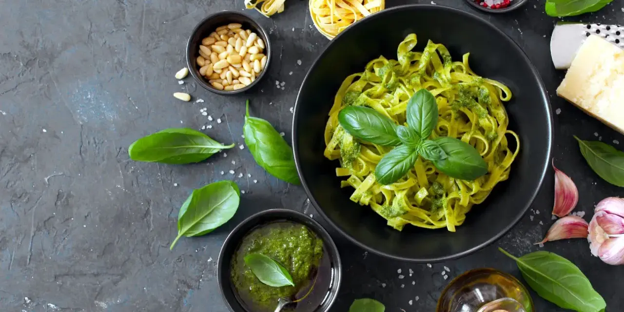 Pesto do czego? Do makaronu tagliatelle, z bazylią, orzeszkami pinii i parmezanem. Idealne na szybki obiad.