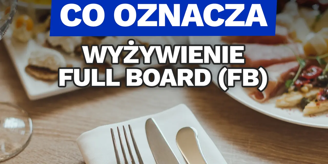 Co to znaczy wyżywienie full board (FB)? Talerze z jedzeniem i nakrycie stołu sugerują pełne wyżywienie.