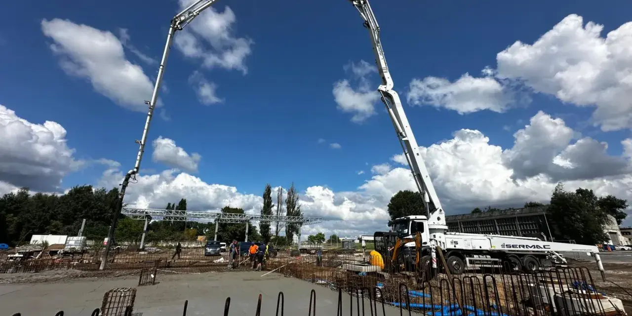 Betonowanie fundamentów pod nową inwestycję. **Inspektor nadzoru inwestorskiego** czuwa nad prawidłowym przebiegiem prac budowlanych.