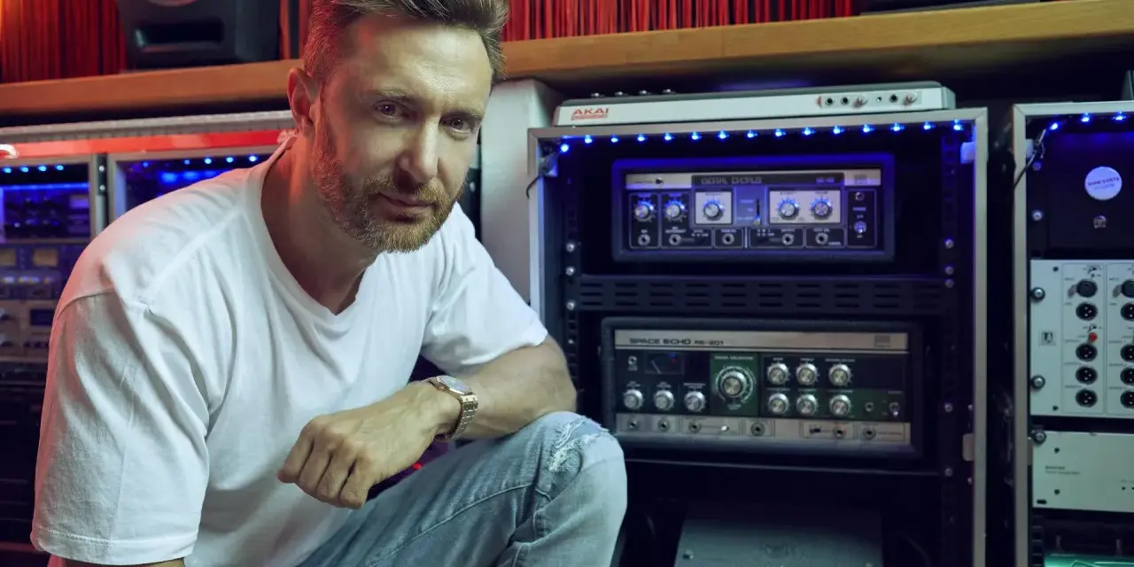 David Guetta w studiu, otoczony sprzętem, gdzie powstają jego hity.