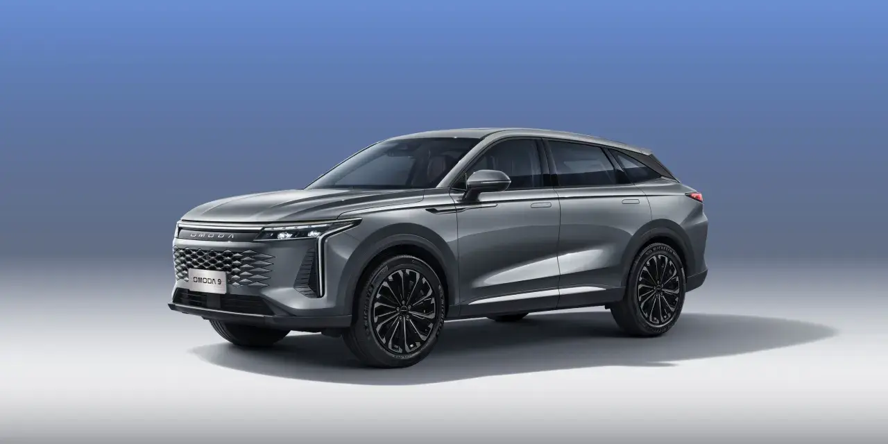 Elegancki, szary SUV OMODA 9 hybryda z nowoczesnym designem i czarnymi felgami.