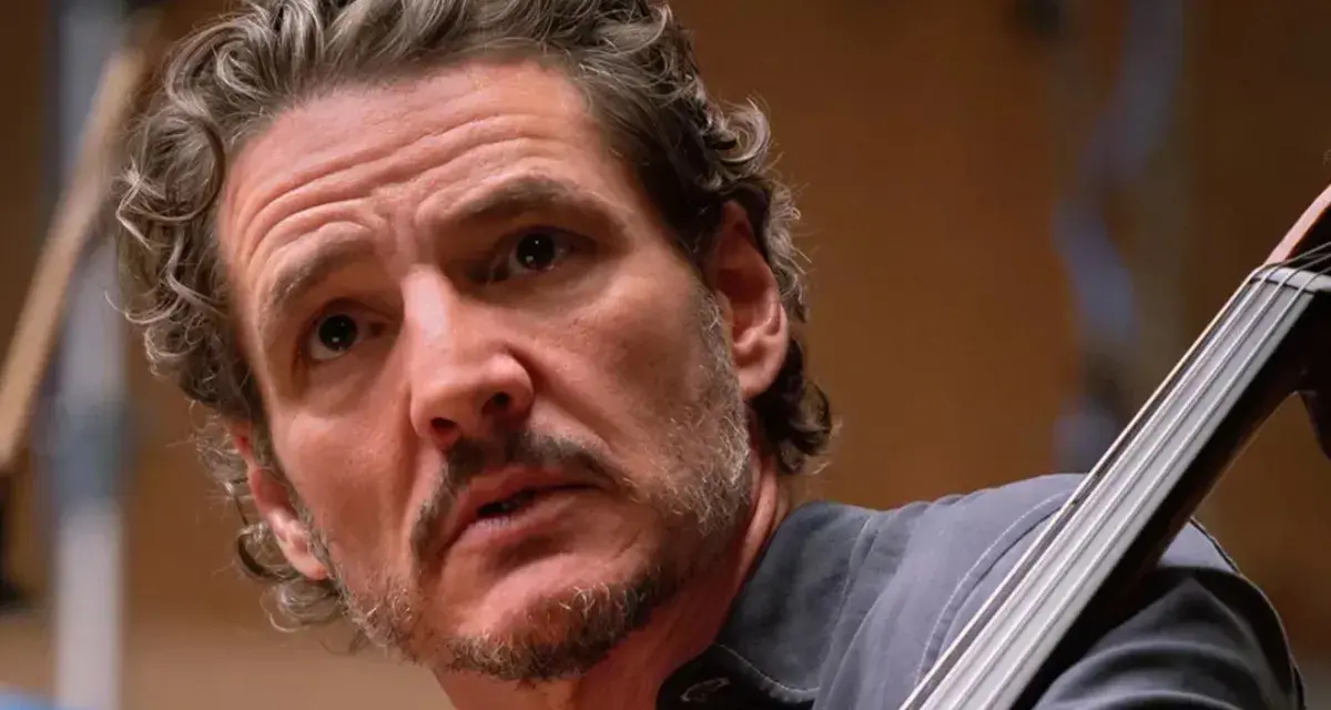 Pedro Pascal, znany z wielu filmów, seriali i programów, gra na wiolonczeli.