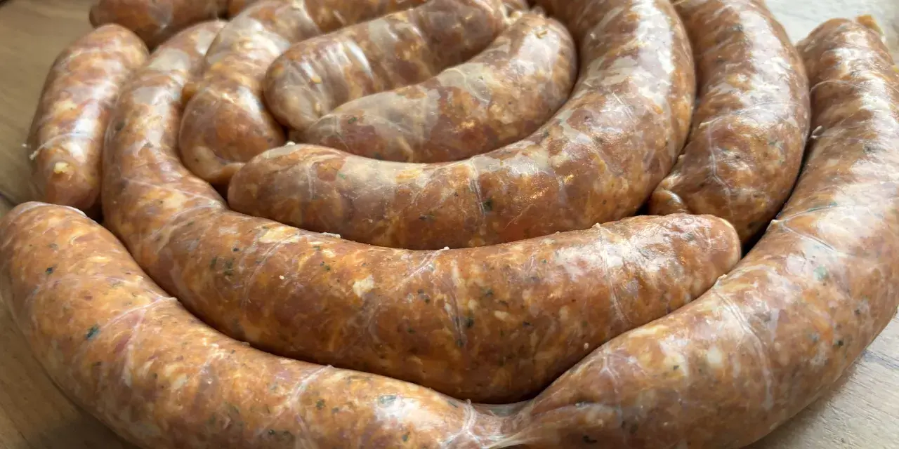 Jak upiec kiełbasę w piekarniku, aby była soczysta i aromatyczna