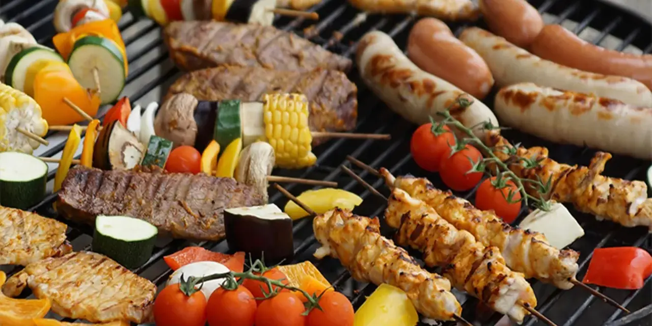 ¡Qué rico! Carne, salchichas y verduras listas para hacer una barbacoa.