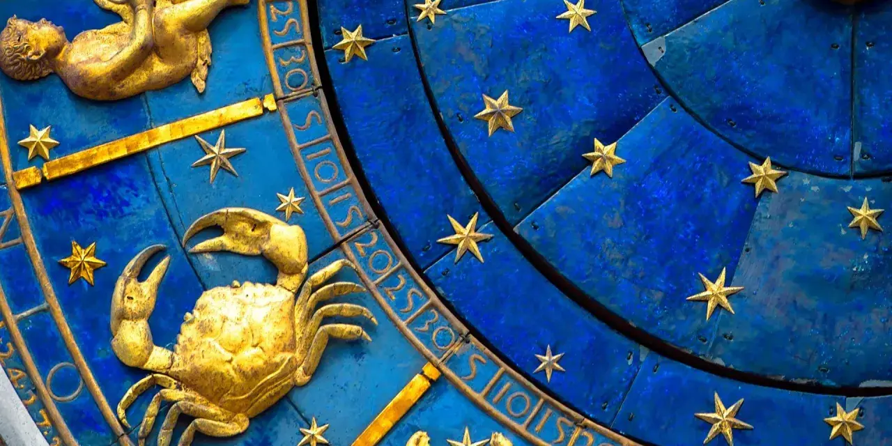 Złoty rak na niebieskiej tarczy zegara astronomicznego. To znak zodiaku Rak, który przypada na okres 15 lipca.
