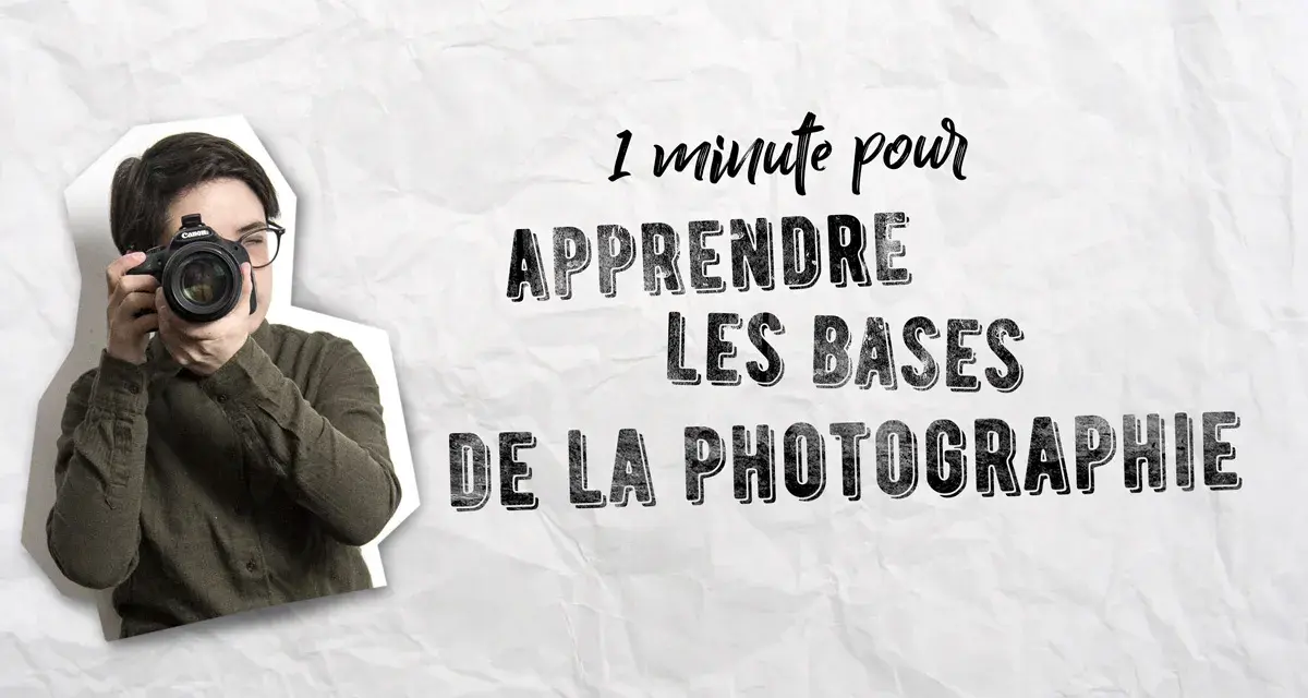 Une personne avec des lunettes tient un appareil photo, prête à capturer le monde. Le texte "1 minute pour apprendre les bases de la photographie" suggère une introduction rapide à cette technique photo.