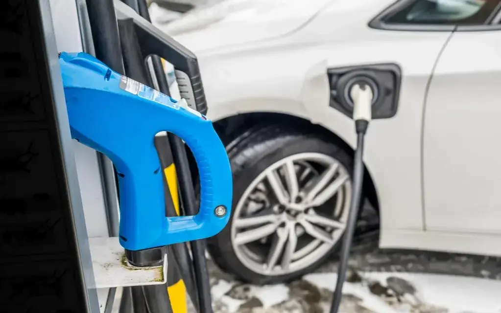 Jak często i jak długo ładować samochód elektryczny, aby oszczędzać?