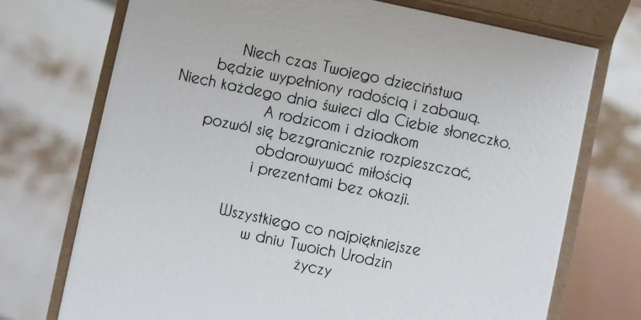Krótkie życzenia urodzinowe dla chłopca: Niech czas dzieciństwa będzie radosny, a każdy dzień słoneczny. Rodzicom i dziadkom życzymy bezgranicznej miłości i prezentów bez okazji.