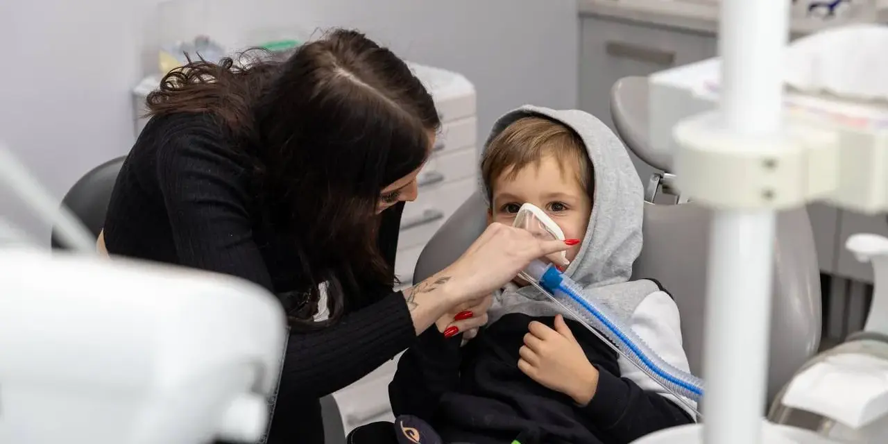 Dlaczego nie można jeść po znieczuleniu u dentysty? Uniknij bólu i urazów.