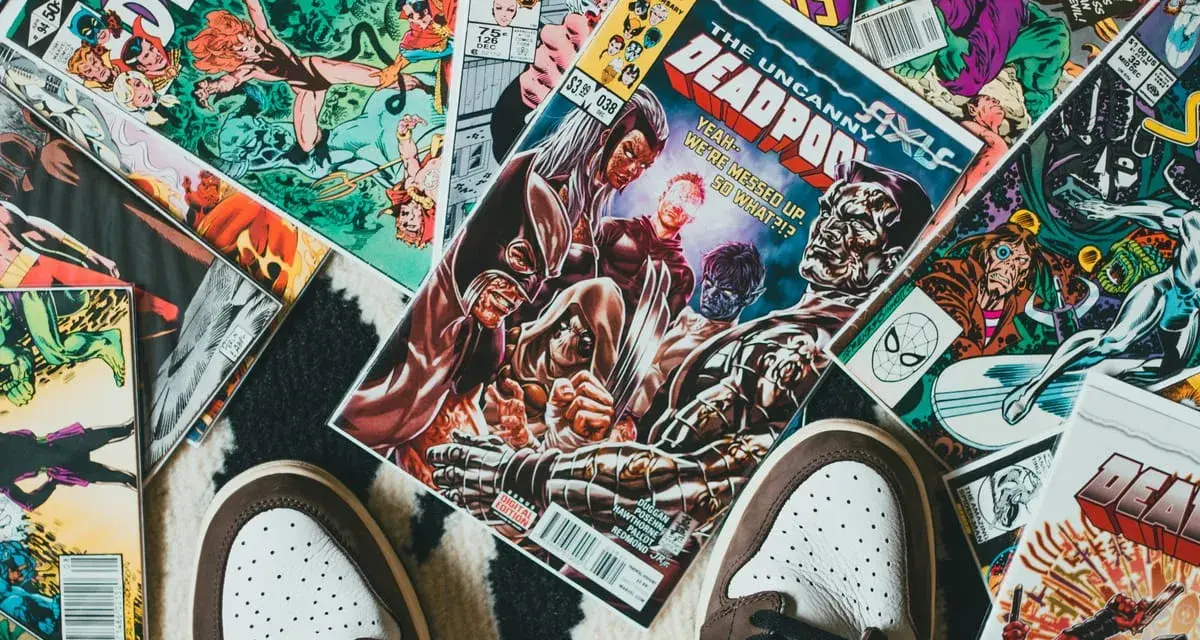 Kolekcja komiksów Marvela, w tym "The Uncanny X-Men" i "Deadpool", leży na dywanie. Idealne dla tych, którzy chcą wiedzieć, jak czytać komiksy Marvela.