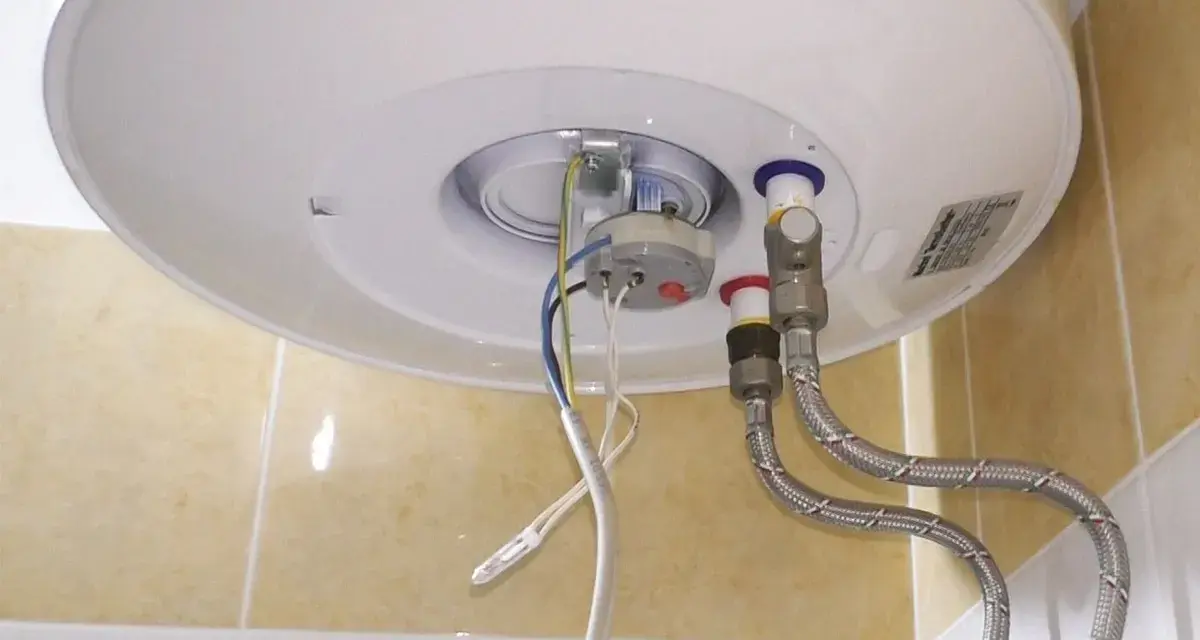 Dettaglio del termostato e dei collegamenti di uno scaldabagno, utile per capire se il termostato dello scaldabagno è rotto.
