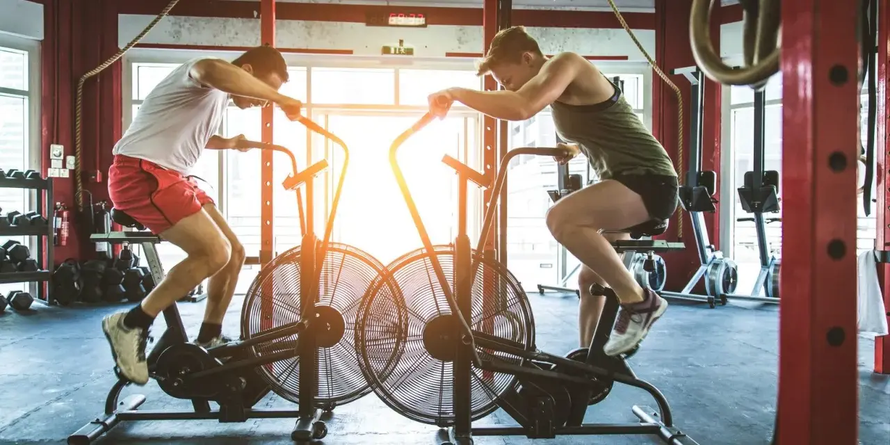 Trening CrossFit: jak wygląda i czy jest dla Ciebie? Przewodnik