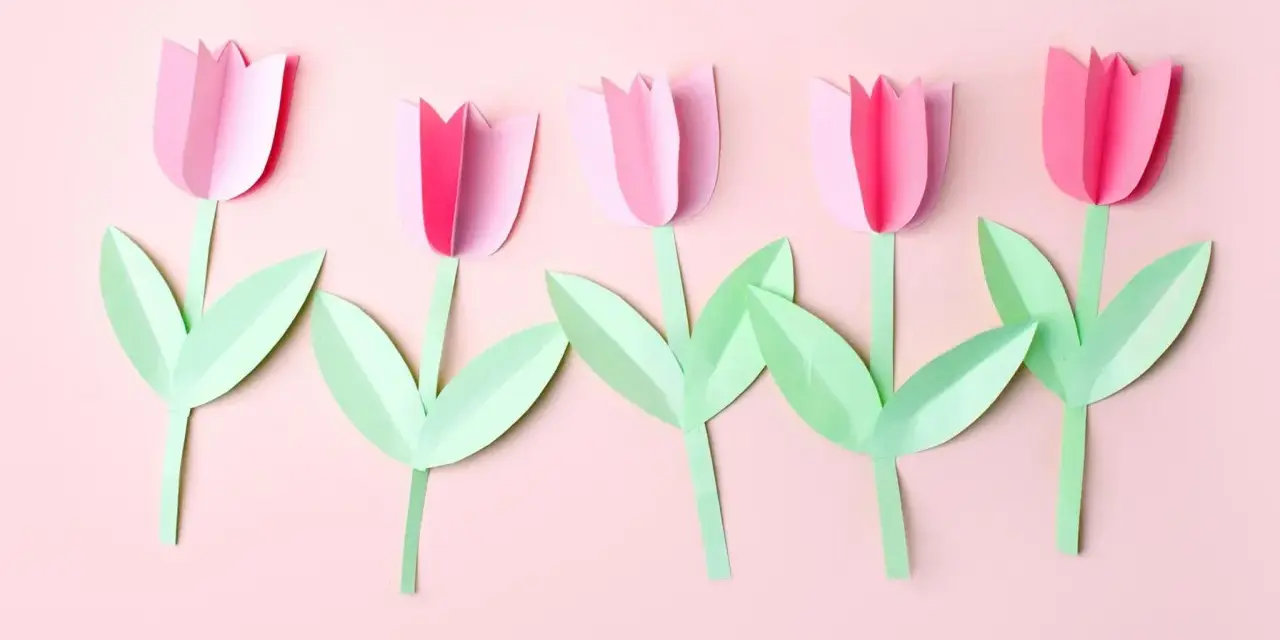 Fünf rosa Papier-Tulpen mit grünen Blättern, ein einfaches Bastelprojekt für Kinder.