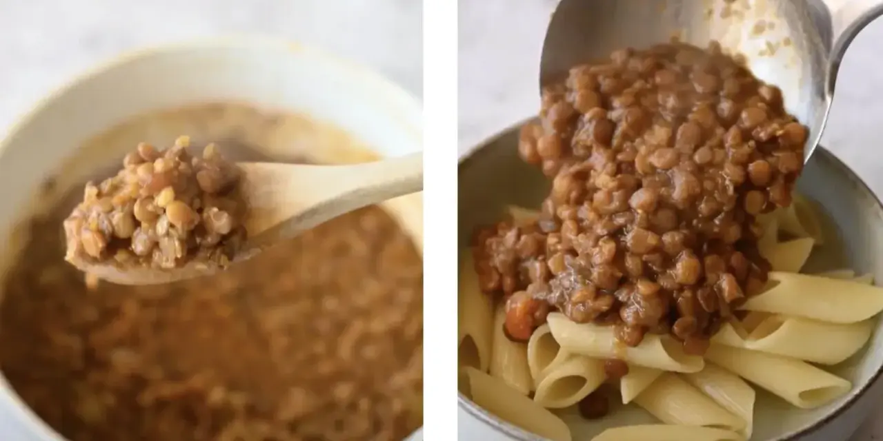 Un cucchiaio mostra un saporito ragù di lenticchie. A destra, il ragù viene versato su penne.