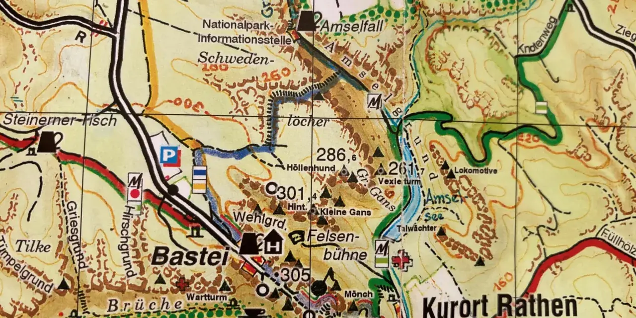 Mapa Szwajcarii Saksońskiej: Bastei, Kurort Rathen, Amselfall, wędrówki po skalnych bramach i punktach widokowych.