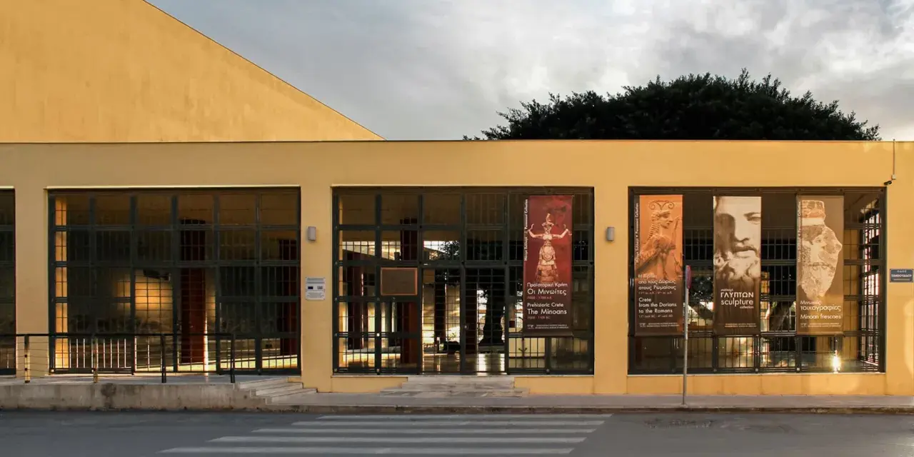 Heraklion muzeum archeologiczne zaprasza na wystawy o minojskiej sztuce i historii.